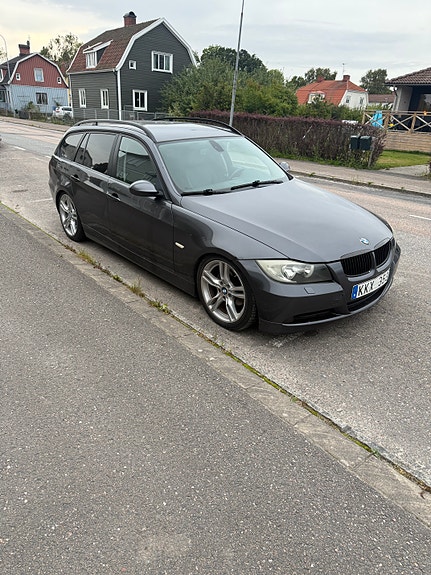 BMW 320i 4 of 8