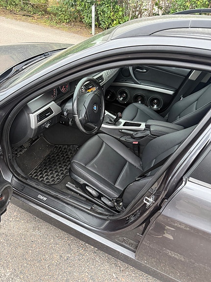 BMW 320i 5 of 8
