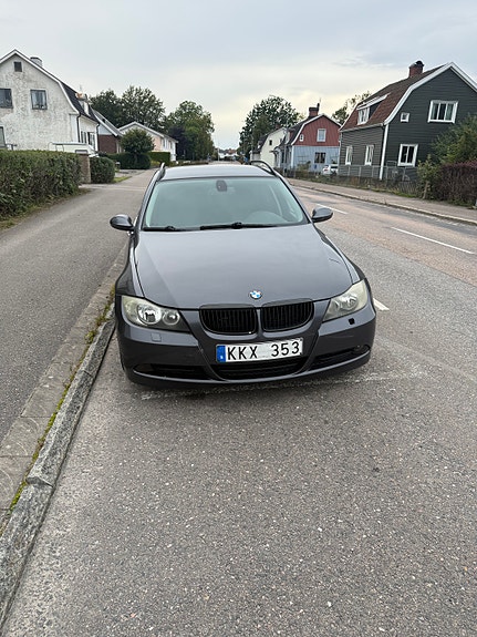 BMW 320i 3 of 8