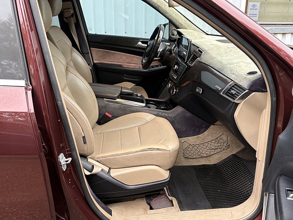 Mercedes-Benz ML350 12 of 16