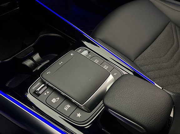 Mercedes-Benz EQA300 27 of 30