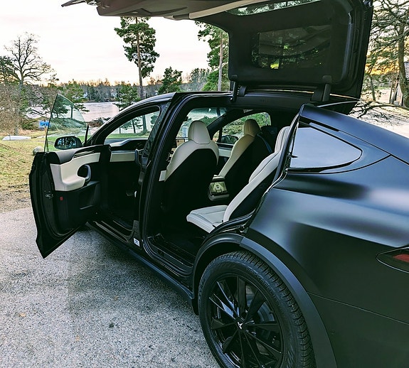 Tesla Model X 21 of 30