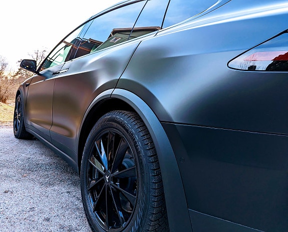 Tesla Model X 27 of 30