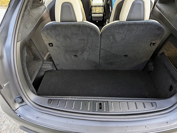 Tesla Model X 18 of 30