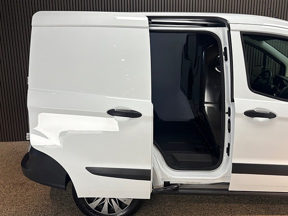 Ford Transit Courier 15 of 15