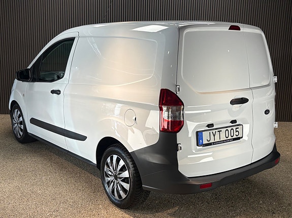 Ford Transit Courier 4 of 15