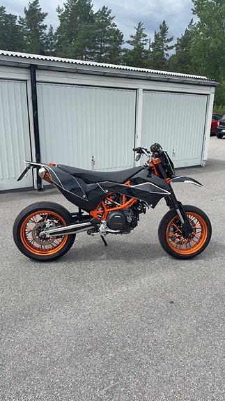 KTM 690 SMC R ABS 2 of 4