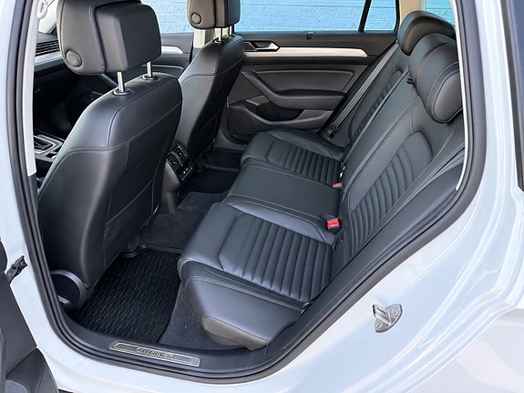 Volkswagen Passat Alltrack 10 of 15