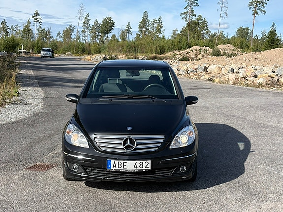 Mercedes-Benz B170 2 of 12