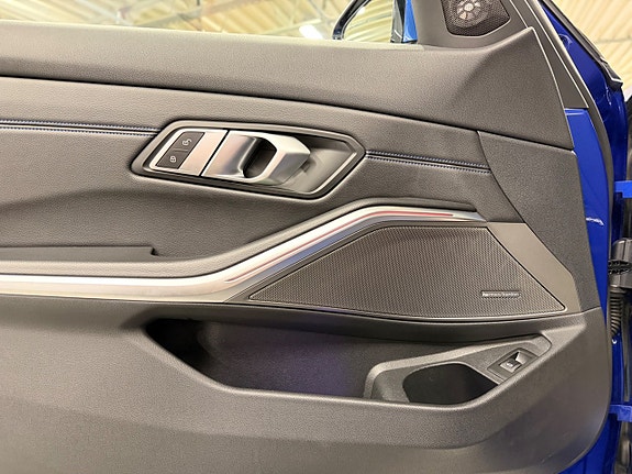 BMW 330i 25 of 26