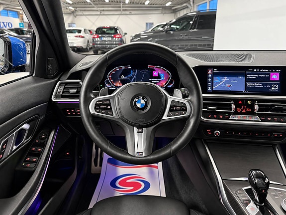 BMW 330i 16 of 26