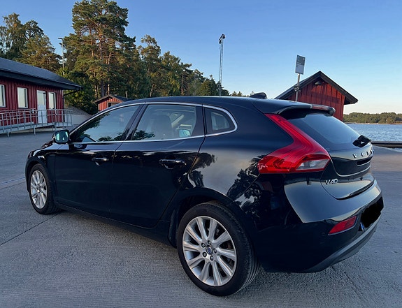 Volvo V40 2 of 7