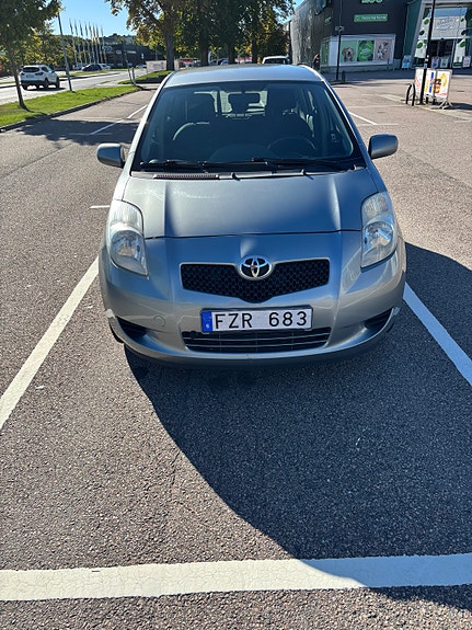 Toyota Yaris 3 of 5