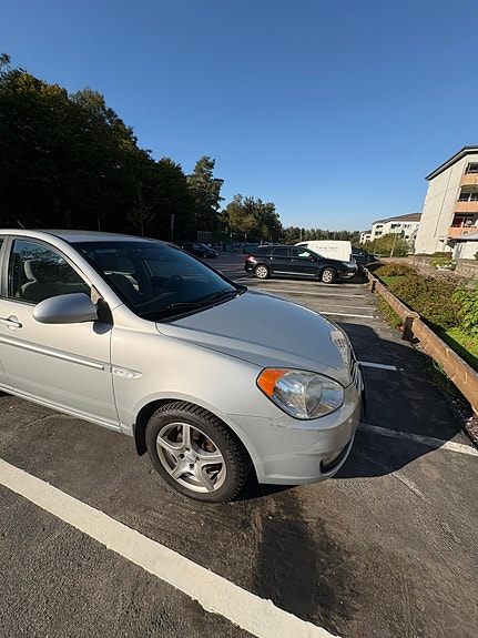 Hyundai Accent 2 of 15
