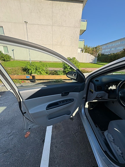 Hyundai Accent 8 of 15