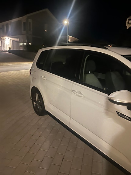 Volkswagen Touran 2 of 6