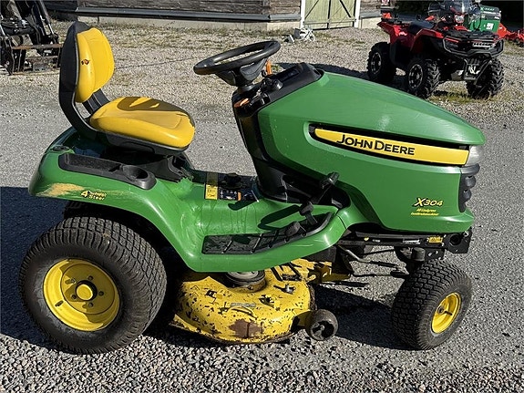 John Deere X304 med 107cm klippdäck