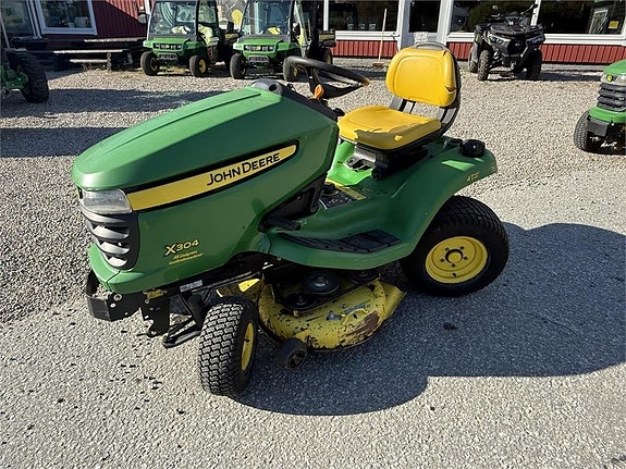 John Deere X304 med 107cm klippdäck 2 of 3