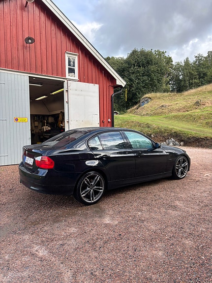BMW 325i 3 of 7