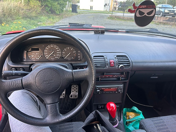 Mazda 323F 9 of 13
