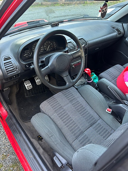 Mazda 323F 8 of 13