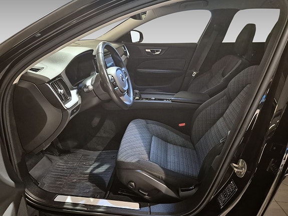 Volvo V60 Cross Country 8 of 11