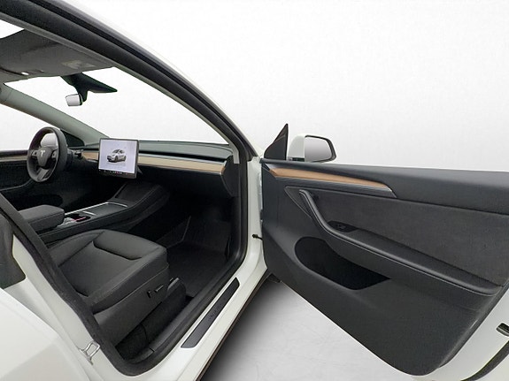 Tesla Model Y 16 of 30