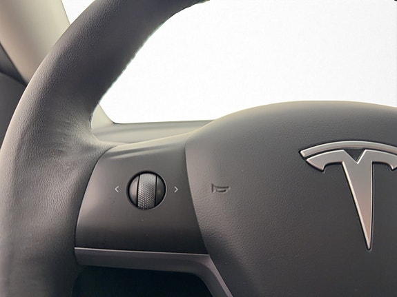 Tesla Model Y 19 of 30