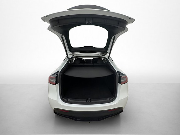 Tesla Model Y 29 of 30