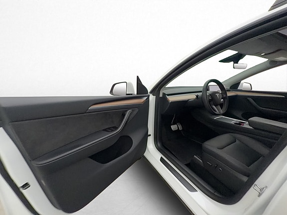 Tesla Model Y 11 of 30