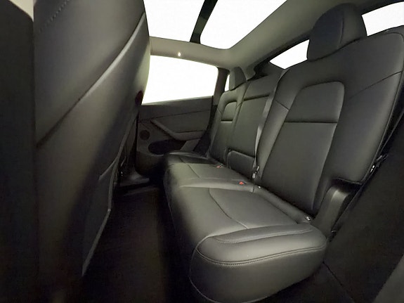 Tesla Model Y 17 of 30
