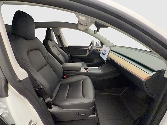 Tesla Model Y 15 of 30