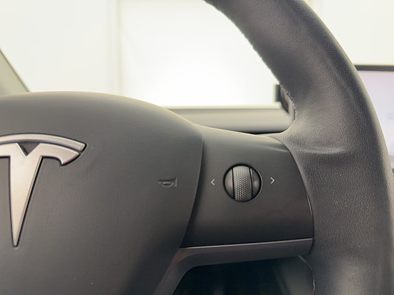 Tesla Model Y 20 of 30