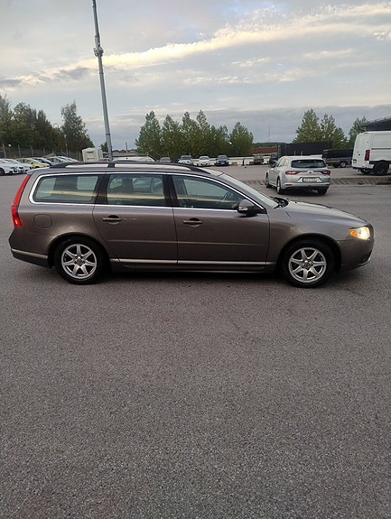 Volvo V70 2 of 27