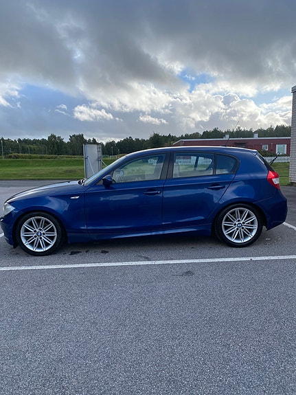 BMW 120i 2 of 12