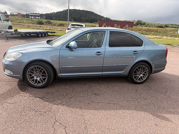 Skoda Octavia 2 of 4