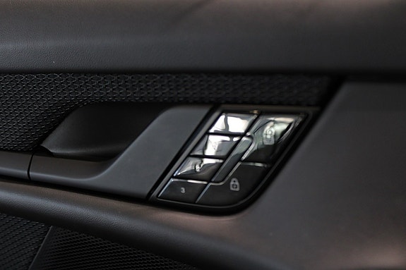 Porsche Taycan Turbo 17 of 18