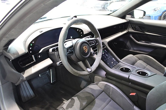 Porsche Taycan Turbo 3 of 18