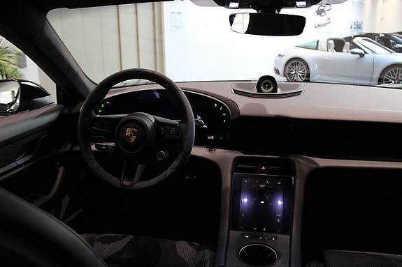 Porsche Taycan Turbo 12 of 18