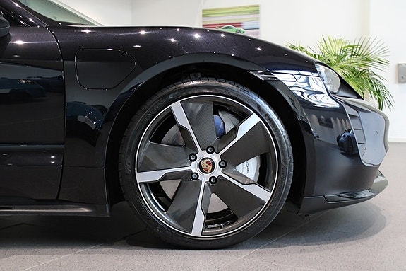 Porsche Taycan Turbo 9 of 18