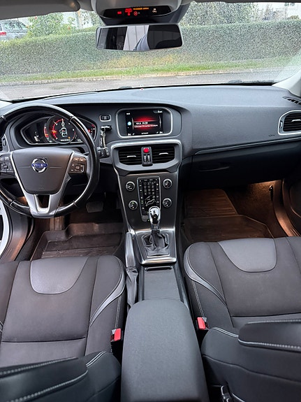 Volvo V40 8 of 12