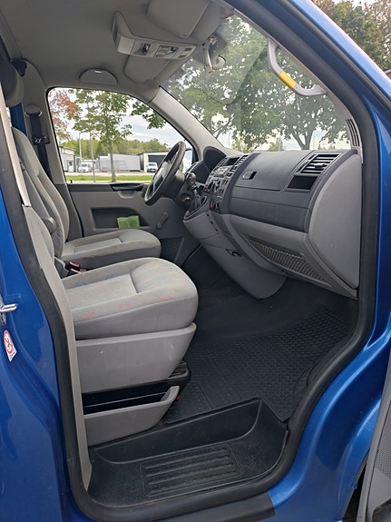 Volkswagen Caravelle 3 of 5