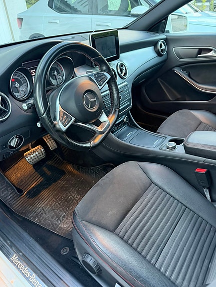 Mercedes-Benz CLA200 9 of 12