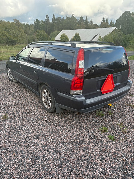 Volvo V70 2 of 3