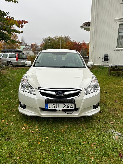 Subaru Legacy 2 of 9