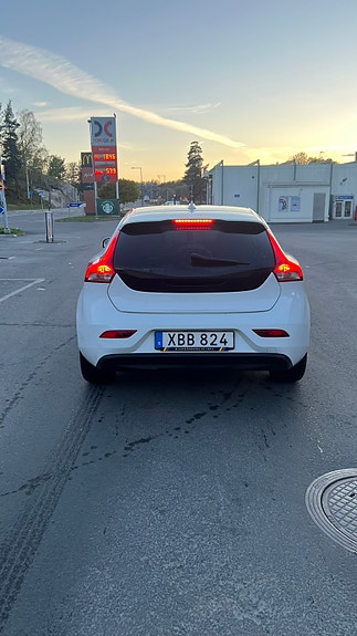 Volvo V40 2 of 6