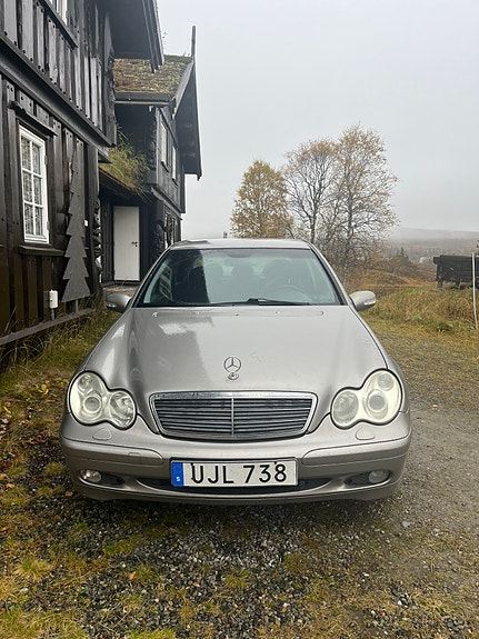Mercedes-Benz C180 2 of 8