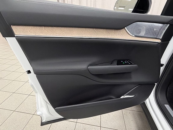 Volvo EX90 5 of 27