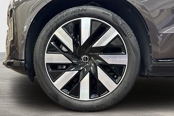 Volvo EX90 10 of 21