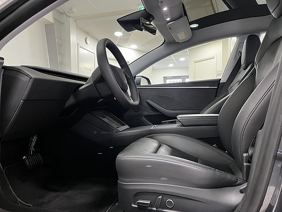 Tesla Model 3 10 of 26